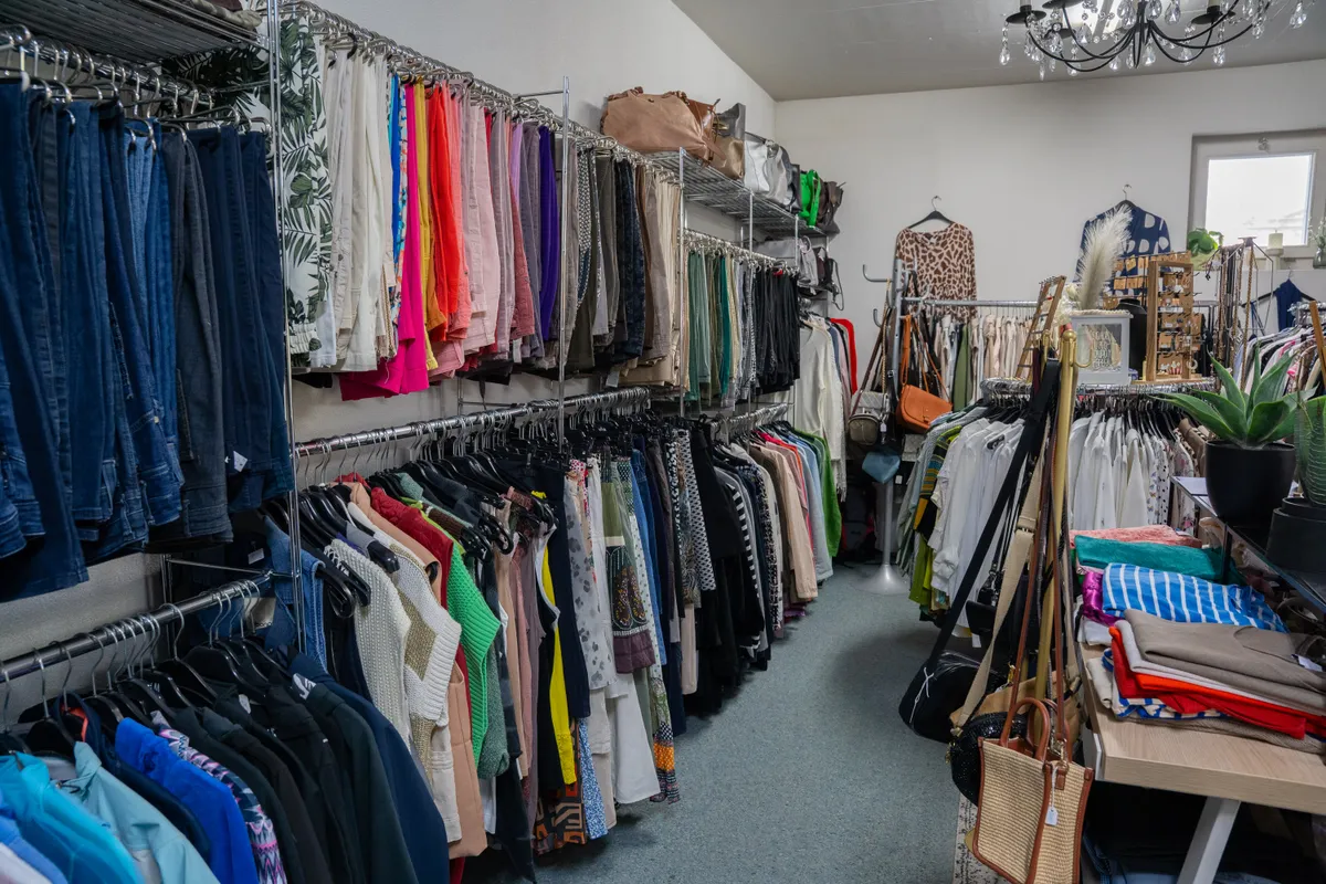 Bijou Secondhand Boutique – Kleider Übersicht