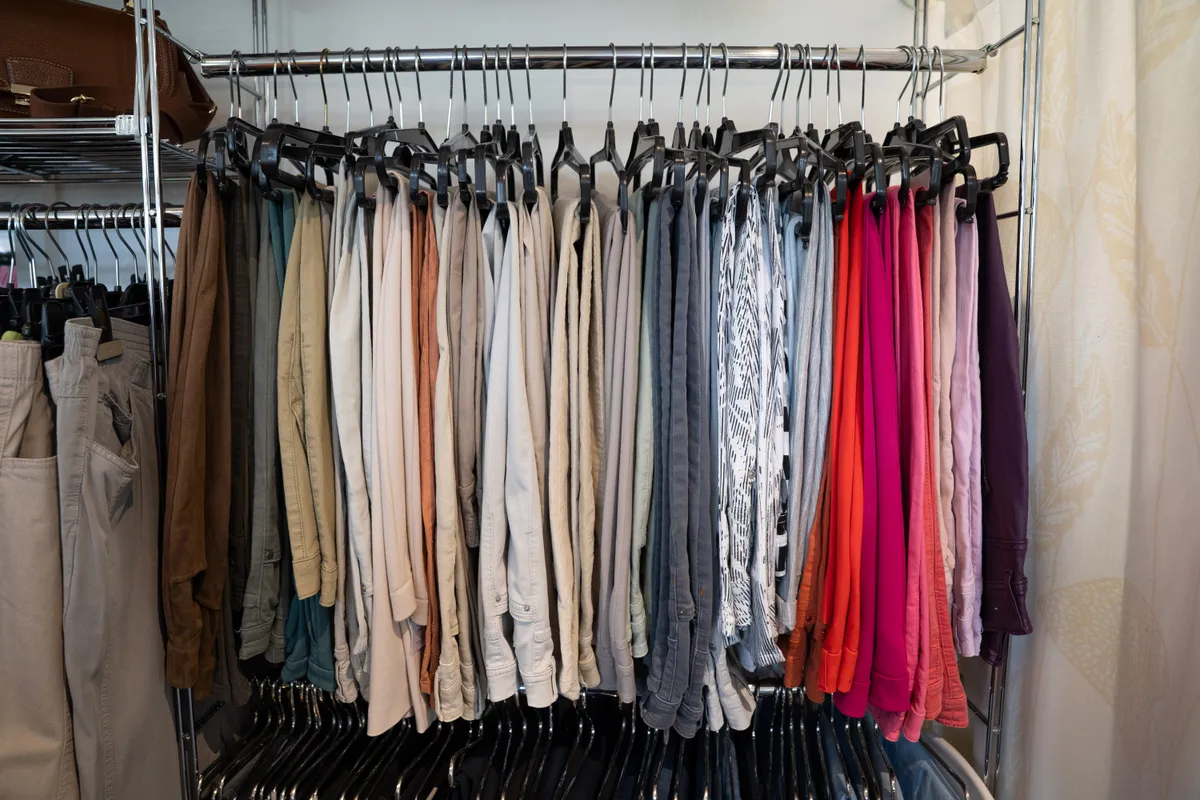 Bijou Secondhand Boutique – Kleiderständer Detail